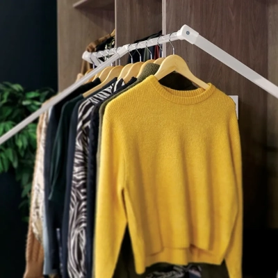 Pantograf z podnośnikiem olejowym, czarny, biały REJS, wieszak opuszczany na ubrania